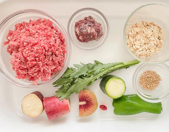 馬肉とほろにが野菜の夏ごはん作り方１